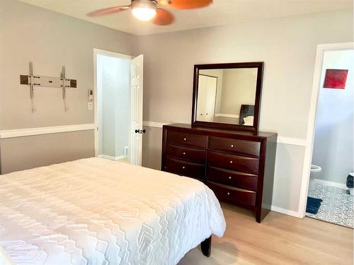 5838 10 Avenue, Edson, AB - Indoor Photo Showing Bedroom