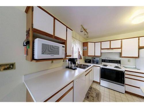 5114 49 Ave, Robb, AB - Indoor Photo Showing Kitchen With Double Sink