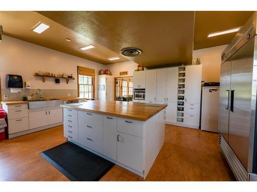 50409A Highway 16, Rural Yellowhead County, AB - Indoor Photo Showing Kitchen