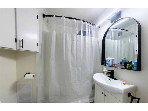 1002 50 Street, Edson, AB - Indoor Photo Showing Bathroom