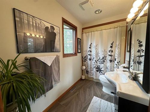 123083 Township Road 593A, Rural Woodlands County, AB - Indoor Photo Showing Bathroom