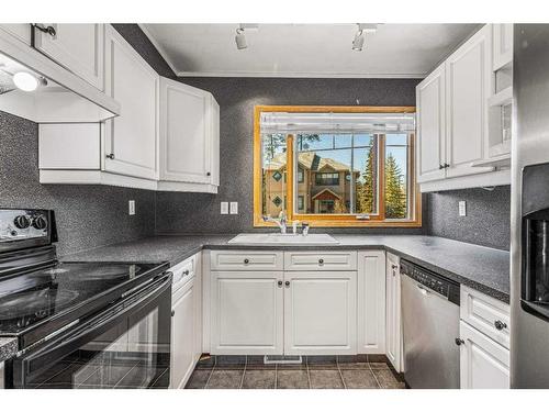 102-901 Benchlands Trail, Canmore, AB - Indoor Photo Showing Kitchen
