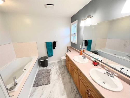 4513 Spruce Avenue, Boyle, AB - Indoor Photo Showing Bathroom