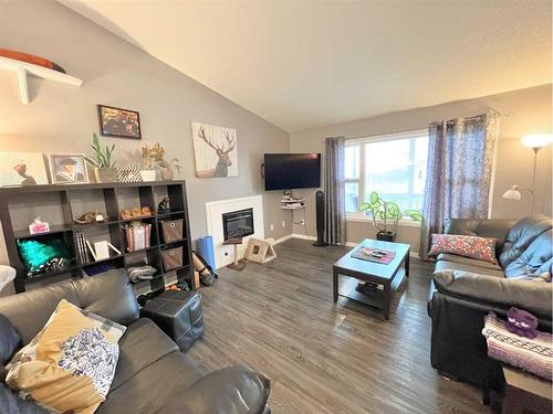 4513 Spruce Avenue, Boyle, AB - Indoor Photo Showing Living Room