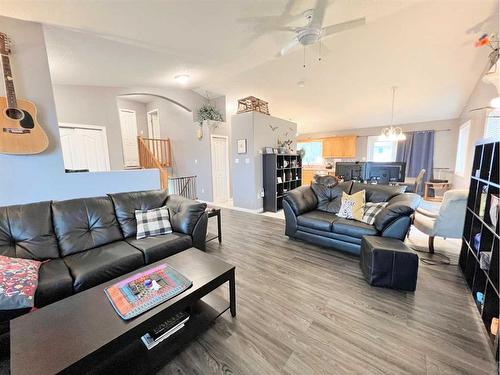 4513 Spruce Avenue, Boyle, AB - Indoor Photo Showing Living Room