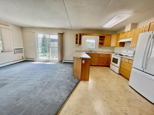 307-228 Pembina Avenue, Hinton, AB - Indoor Photo Showing Kitchen