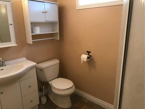 714 3 Avenue, Fox Creek, AB - Indoor Photo Showing Bathroom