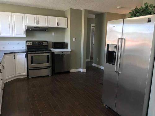 714 3 Avenue, Fox Creek, AB - Indoor Photo Showing Kitchen