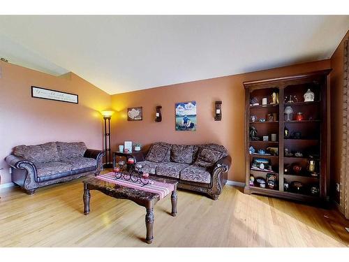 47 Springwood Drive Ne, Slave Lake, AB - Indoor Photo Showing Living Room