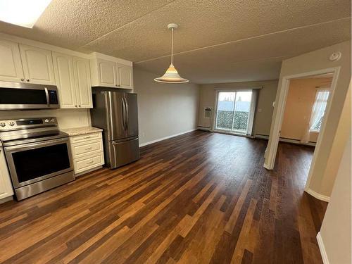 205-228 Pembina Avenue, Hinton, AB - Indoor Photo Showing Kitchen With Stainless Steel Kitchen