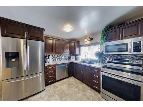 15121A Township Road 555A, Rural Yellowhead County, AB - Indoor Photo Showing Kitchen With Double Sink