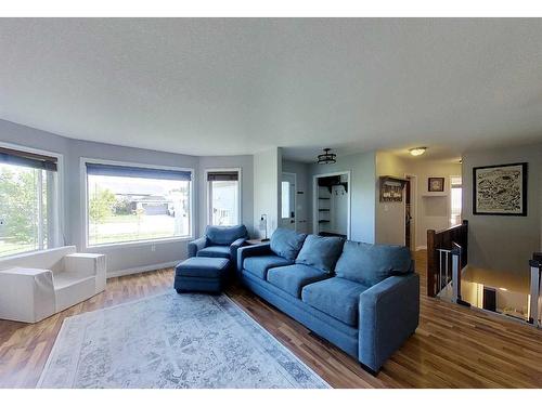 4119 15 Avenue, Edson, AB - Indoor Photo Showing Living Room