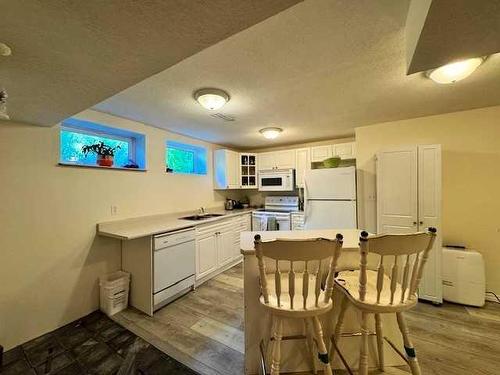 50 Lakeview Heights, Canyon Creek, AB - Indoor Photo Showing Kitchen