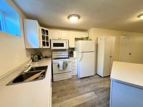 50 Lakeview Heights, Canyon Creek, AB - Indoor Photo Showing Kitchen With Double Sink