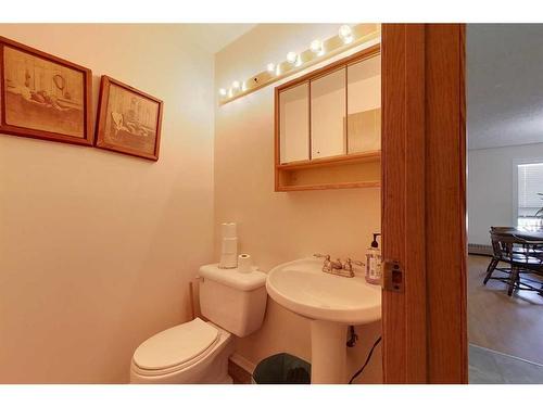 102-201 12 Avenue Sw, Slave Lake, AB - Indoor Photo Showing Bathroom