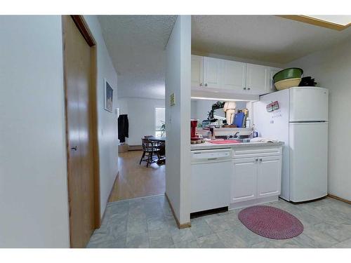 102-201 12 Avenue Sw, Slave Lake, AB - Indoor Photo Showing Kitchen