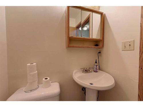 102-201 12 Avenue Sw, Slave Lake, AB - Indoor Photo Showing Bathroom