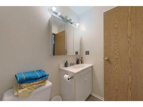 102-201 12 Avenue Sw, Slave Lake, AB - Indoor Photo Showing Bathroom