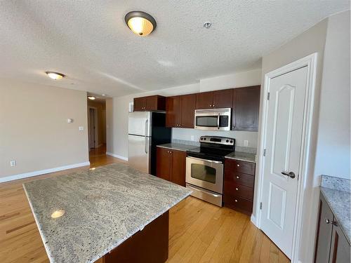 202-5037 7 Avenue, Edson, AB - Indoor Photo Showing Kitchen