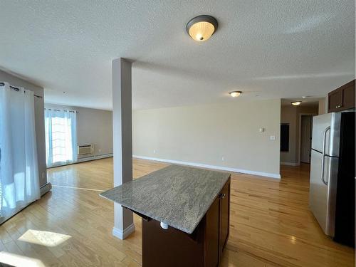 202-5037 7 Avenue, Edson, AB - Indoor Photo Showing Kitchen