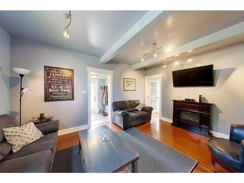 723 50 Street, Edson, AB - Indoor Photo Showing Living Room