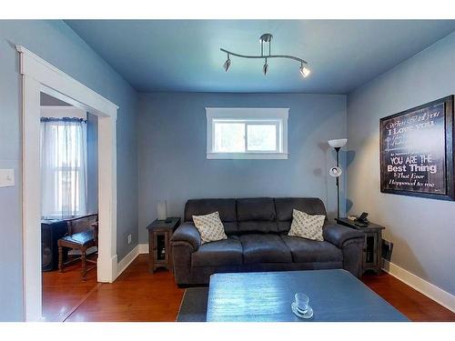 723 50 Street, Edson, AB - Indoor Photo Showing Living Room