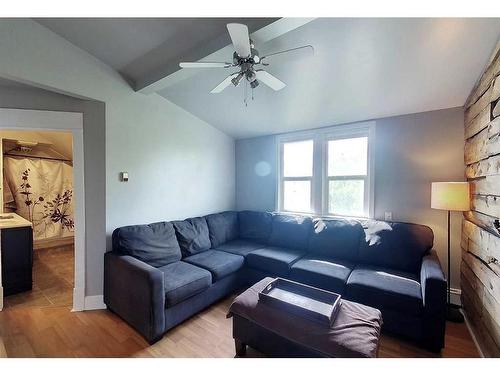 723 50 Street, Edson, AB - Indoor Photo Showing Living Room