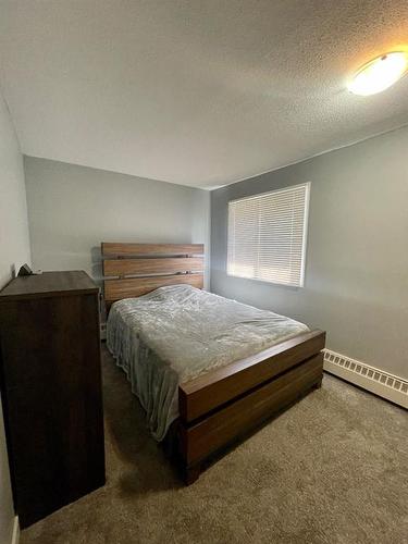 306B-5611 9 Avenue, Edson, AB - Indoor Photo Showing Bedroom