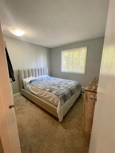 306B-5611 9 Avenue, Edson, AB - Indoor Photo Showing Bedroom