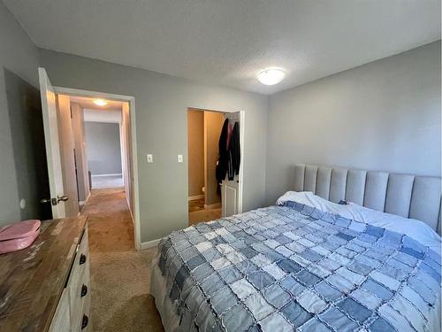 306B-5611 9 Avenue, Edson, AB - Indoor Photo Showing Bedroom