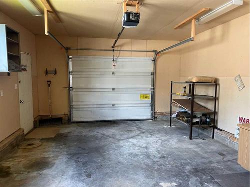 907 6 Avenue, Fox Creek, AB - Indoor Photo Showing Garage