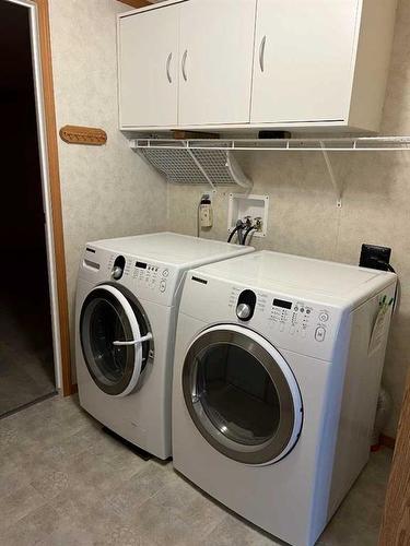 907 6 Avenue, Fox Creek, AB - Indoor Photo Showing Laundry Room