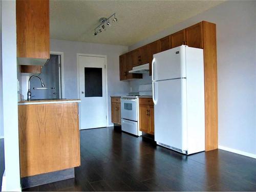 124 6Th Avenue Nw, Slave Lake, AB - Indoor Photo Showing Kitchen