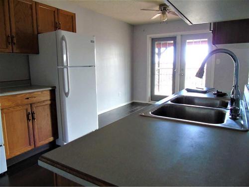 124 6Th Avenue Nw, Slave Lake, AB - Indoor Photo Showing Kitchen With Double Sink