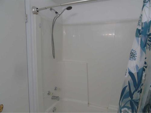 124 6Th Avenue Nw, Slave Lake, AB - Indoor Photo Showing Bathroom