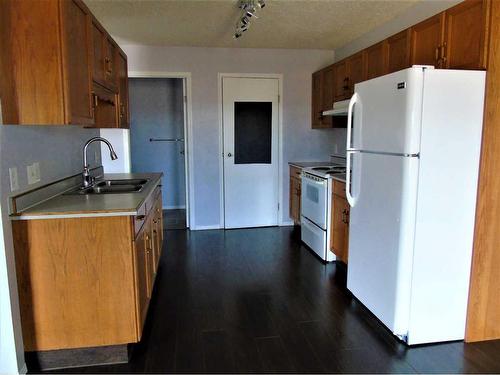 124 6Th Avenue Nw, Slave Lake, AB - Indoor Photo Showing Kitchen With Double Sink