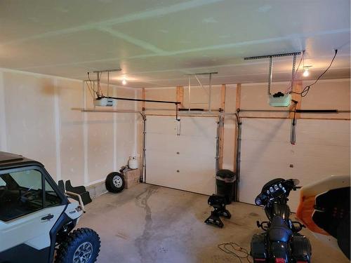 813 10 Street, Fox Creek, AB - Indoor Photo Showing Garage