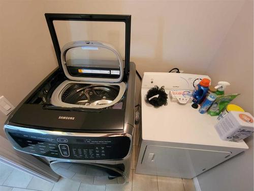 813 10 Street, Fox Creek, AB - Indoor Photo Showing Laundry Room