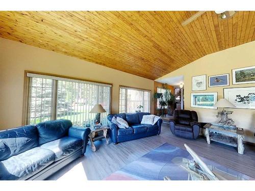 53030 Range Road 172, Rural Yellowhead County, AB - Indoor Photo Showing Living Room