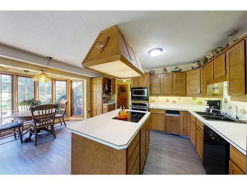 53030 Range Road 172, Rural Yellowhead County, AB - Indoor Photo Showing Kitchen