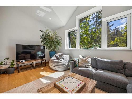 902 16Th Street, Canmore, AB - Indoor Photo Showing Living Room