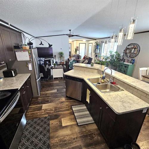 609 40A Street, Edson, AB - Indoor Photo Showing Kitchen With Double Sink