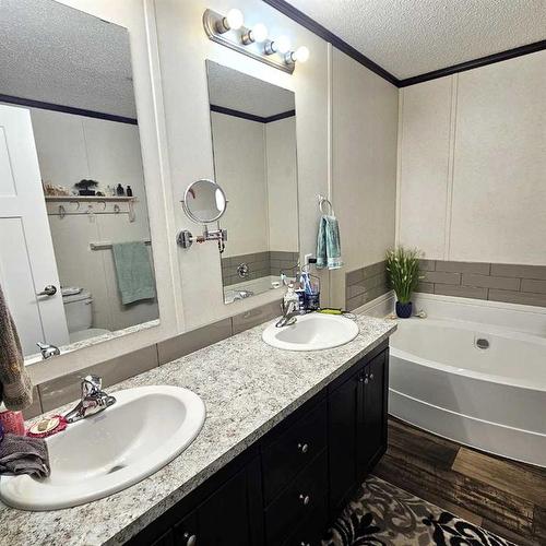 609 40A Street, Edson, AB - Indoor Photo Showing Bathroom