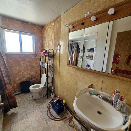 2103 11 Street, Marlboro, AB - Indoor Photo Showing Bathroom