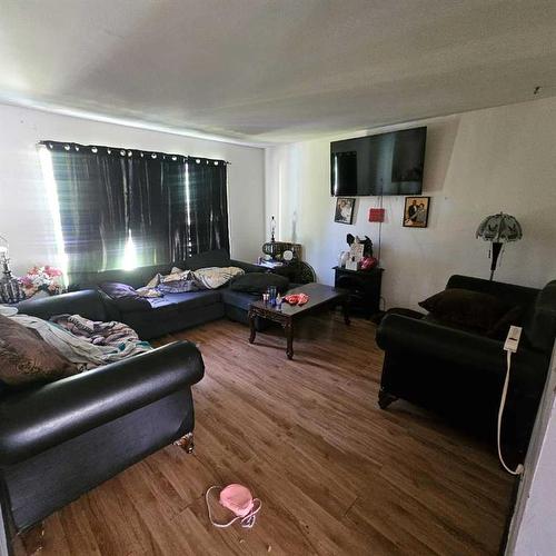 2103 11 Street, Marlboro, AB - Indoor Photo Showing Living Room