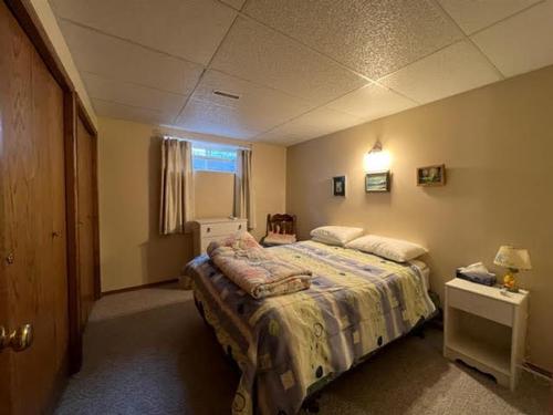 4824 9 Avenue, Edson, AB - Indoor Photo Showing Bedroom