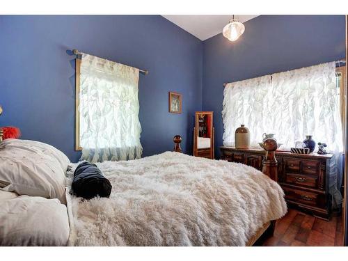 A&B-448 Elk Street, Banff, AB - Indoor Photo Showing Bedroom