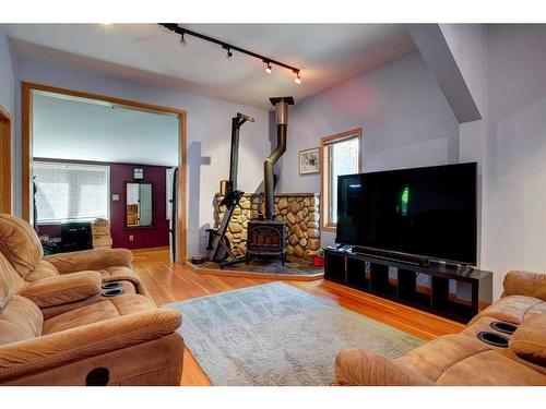 A&B-448 Elk Street, Banff, AB - Indoor Photo Showing Living Room