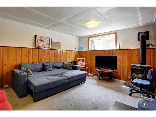 A&B-448 Elk Street, Banff, AB - Indoor Photo Showing Living Room