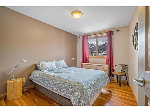 307-743 Railway Avenue, Canmore, AB - Indoor Photo Showing Bedroom